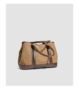 Vue détaillée du sac à main en tweed marron avec garniture en cuir pour l'automne hiver