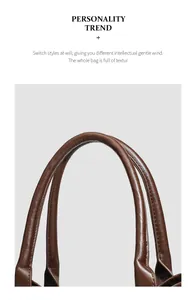 Vue détaillée de la poignée marron souple d'un sac cabas minimaliste en similicuir