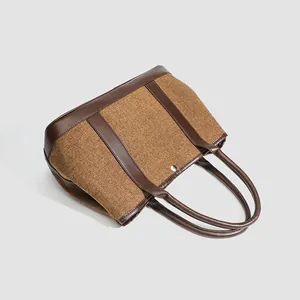 Élégant sac cabas marron en laine à chevrons avec bordure et poignées en similicuir de qualité.