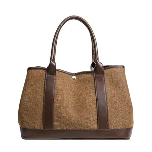Sac cabas élégant en laine à chevrons avec bordure en similicuir marron pour l'automne.