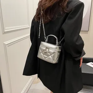 Elegante mini borsa a mano trapuntata argento da donna con cuore e tracolla a catena