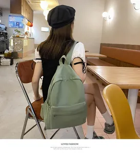 Lifestyle-Ansicht eines minimalistischen grünen Rucksacks, getragen von einer Frau