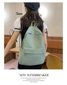 Minimalistischer minzgrüner Damenrucksack mit großem Fassungsvermögen in der Rückansicht