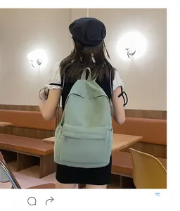 Rückansicht eines minimalistischen mintgrünen Rucksacks getragen von einem Modell
