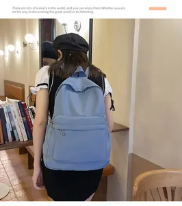 Rückansicht eines einfarbigen blauen Reiserucksacks für Damen in einer Café-Atmosphäre