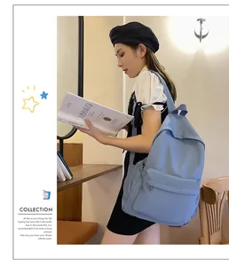 Stilvolle Frau trägt einen minimalistischen hellblauen einfarbigen Rucksack im Alltag