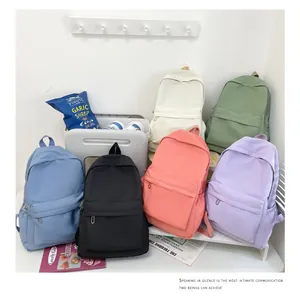 Anordnung minimalistischer Rucksäcke in verschiedenen Pastellfarben im Regal.