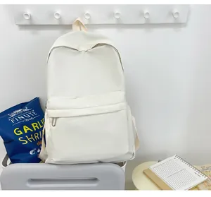 Detailansicht eines weißen minimalistischen Rucksacks im Lifestyle-Ambiente