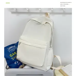 Detaillierte Vorderansicht eines minimalistischen cremeweißen Rucksacks in Szene