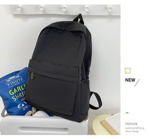 Moderner schwarzer minimalistischer einfarbiger Rucksack in einer Lifestyle-Aufbewahrungsszene