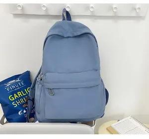 Minimalistischer blauer Rucksack mit großer Kapazität in einer Lifestyle-Umgebung