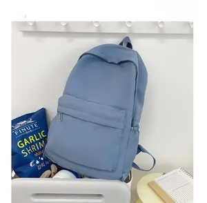 Detailansicht des minimalistischen hellblauen Rucksacks mit Seitentaschen und Reißverschluss