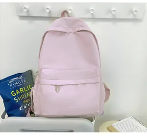 Hellrosa minimalistischer Rucksack in sauberer Lifestyle-Umgebung mit Requisiten