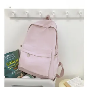 Ein minimalistischer, blassrosa Rucksack für Frauen in einer klaren Lifestyle-Szene.