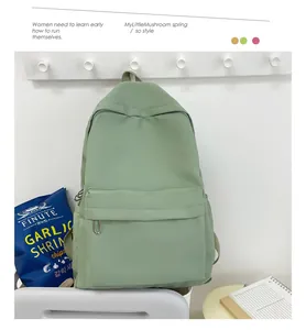 Detaillierte Ansicht minimalistischer hellgrüner Nylon-Rucksack mit viel Stauraum