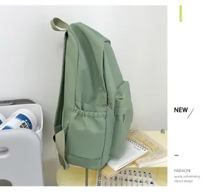 Seitenansicht eines stilvollen mintgrünen Rucksacks in einem Lifestyle-Arbeitsumfeld