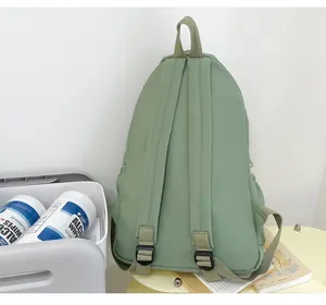 Detail-Rückansicht eines salbeigrünen Rucksacks mit verstellbaren Schultergurten.