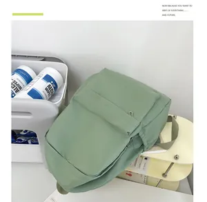 Detailansicht eines einfarbigen mintgrünen Freizeitrucksacks für Damen im Lifestyle.