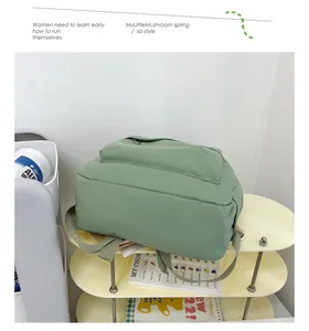 Detailansicht eines minimalistischen salbeigrünen Nylon-Rucksacks in einem Regal.