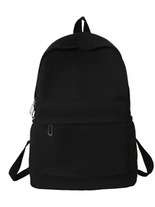 Minimalistischer einfarbiger schwarzer Rucksack mit großem Fassungsvermögen für Reisen
