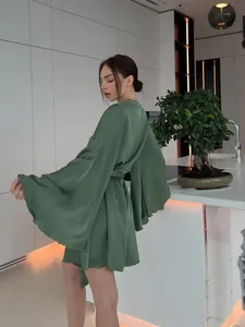 Peignoir élégant en satin vert sauge avec larges manches trompette et ceinture de luxe