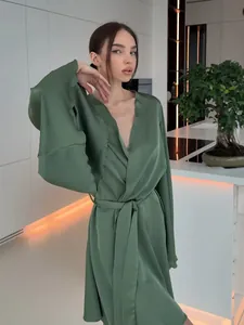 Peignoir en satin vert luxueux avec bords volantés et manches cloches élégantes