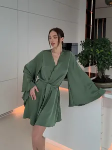 Robe de chambre en satin vert avec manches cloche à volants et ceinture nouée.