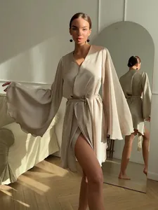 Élégant peignoir en soie champagne avec de larges manches évasées et une ceinture à nouer