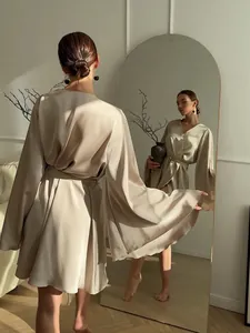 Peignoir luxueux en satin avec manches évasées élégantes et ceinture ajustable à la taille