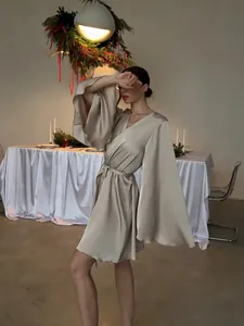 Peignoir de luxe en satin champagne avec des manches évasées élégantes et une ceinture