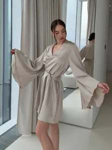 Élégant peignoir en satin champagne avec de larges manches évasées à volants et lien.