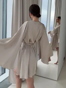 Vue arrière d'un peignoir en soie champagne avec manches cloche et volants