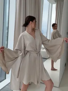 Vue détaillée d'un peignoir en soie de luxe avec manches évasées et ceinture.