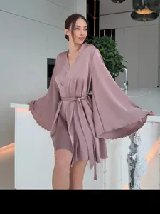 Vue détaillée d'un élégant peignoir en satin rose avec larges manches évasées