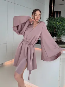 Peignoir luxueux en satin mauve avec manches évasées et ourlet à volants