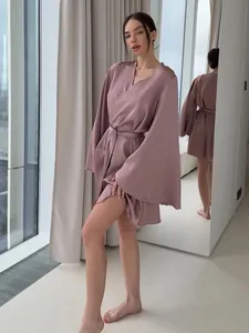 Vue latérale d'un peignoir en satin mauve avec manches cloche et bordure volantée