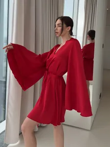 Élégant peignoir en satin rouge avec des manches cloches évasées et ceinture de taille