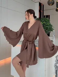 Peignoir luxueux en satin marron avec d'élégantes manches évasées et une ceinture nouée.