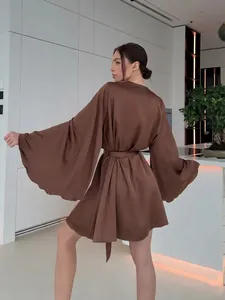 Vue arrière d'un peignoir court en satin marron avec manches évasées élégantes