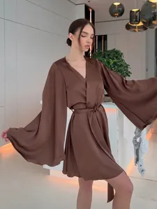 Élégant peignoir court en satin marron avec manches cloches larges et ceinture à nouer.