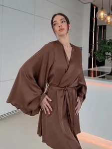 Peignoir court marron élégant avec manches trompette larges et ceinture nouée