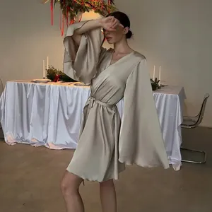 Peignoir élégant en satin champagne avec manches évasées et ceinture ajustable