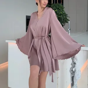 Peignoir court en satin mauve élégant avec manches cloches évasées et ceinture.
