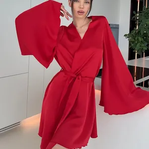 Peignoir court élégant en satin rouge avec manches évasées et ceinture à nouer