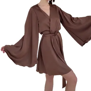 Robe de chambre luxueuse en satin marron avec manches évasées surdimensionnées et ceinture