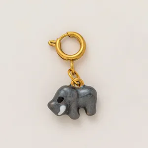 Vista dettagliata del ciondolo a forma di elefante grigio glitterato con chiusura in oro 18K.