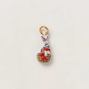 Ciondolo a forma di coniglio bianco in un cesto con anello dorato per borse DIY