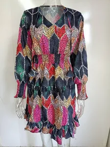 Détail de la robe courte à manches longues avec imprimé géométrique et léopard coloré