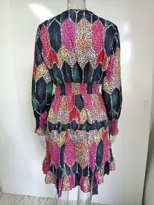 Vue arrière détaillée d'une robe colorée à imprimé léopard géométrique avec taille smockée