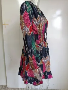Vue latérale détaillée d'une mini-robe colorée à imprimé léopard avec ourlet volanté et taille